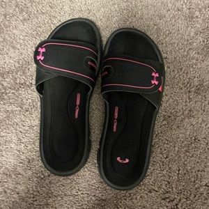 super comfy Under armor slides size 7/8 womens